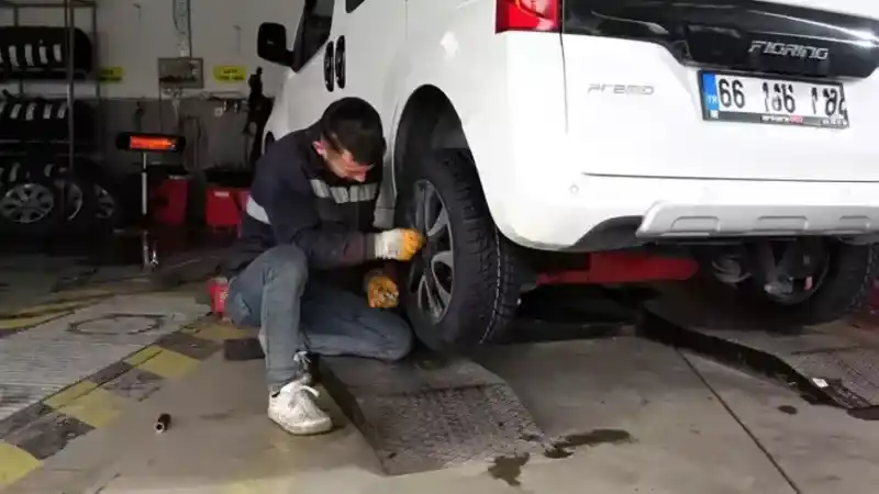 Yozgat'ta Lastikçiler Mesai Yapıyor: Kışın Araç Lastik Değişimi İçin Herkesin Durağı Aynı!