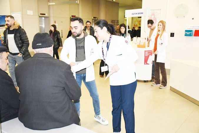 Yozgat Şehir Hastanesi'nde Akılcı İlaç Kullanımına Dikkat Çekildi: Bilgilendirme Standı Açıldı