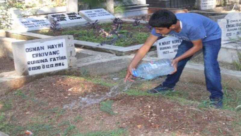 Mezarlık Ziyaretlerinde Dikkat Çeken Detay: Mezara Neden Su Dökülür?