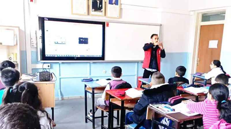 Z Kuşağının Gençlerine Sosyal Medya Kullanımı ve Sanal Dünya Hakkında Bilgi Verildi