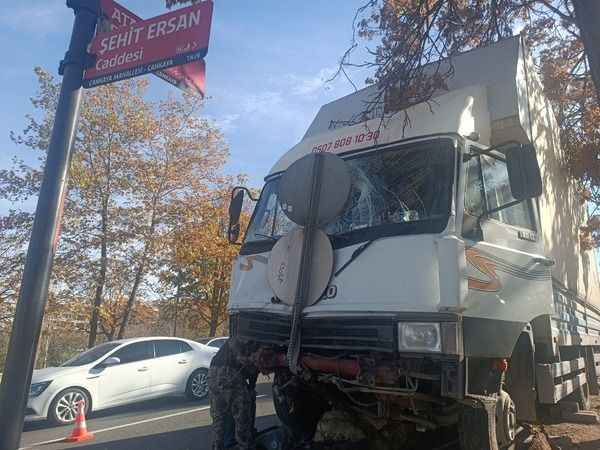 Freni Patlayan Kamyonet Zor Anlar Yaşattı: Neyse ki Kimseye Bir Şey  Olmadı!
