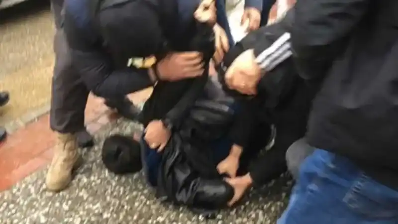 Banu Parlak'tan Sonra Herkes Merak Etti: Ters Kelepçe Neden Takılır?