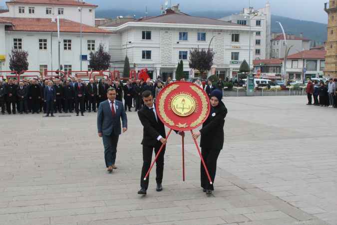 Yozgat'ta Eğitimciler 24 Kasım'da Ata'nın Yanında: Başöğretmen Atatürk Anıtı'na Çelenk Bıraktılar