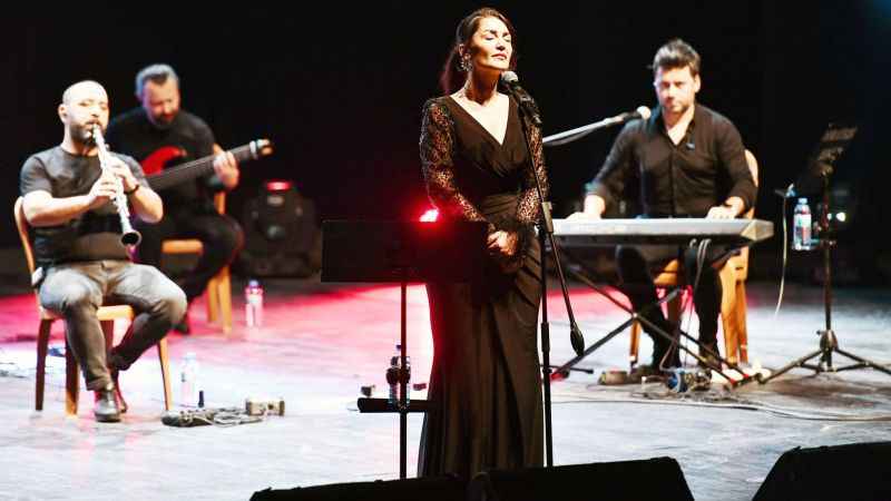 Sanatçı Esra Öztürk Ulu Önder Atatürk'ün Sevdiği Türküleri Seslendirdi: Eşsiz Bir Türk Halk Müziği Gecesi!