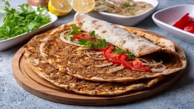 Evde Lezzetli Lahmacun Nasıl Yapılır: Sıcak ve Çıtır İsteyenler İçin Doğru Tarif!