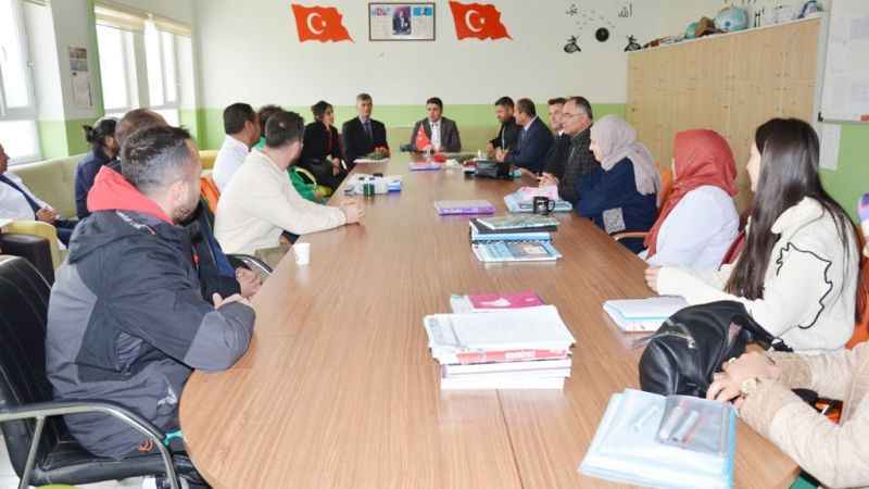 Kaymakam Demir Sarıkaya'da Öğretmenler Günü Kutlamasına Katıldı: İki Okul Ziyaret Edildi