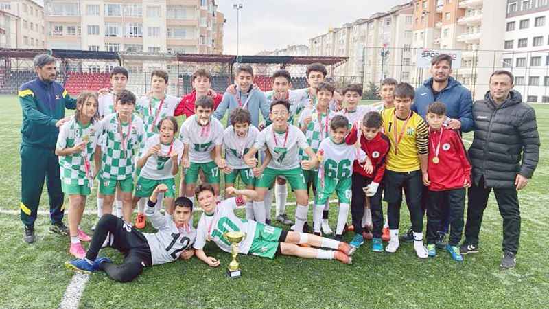 Yozgat Merkez Ortaokulu Çifte Futbol Zaferi Kutluyor