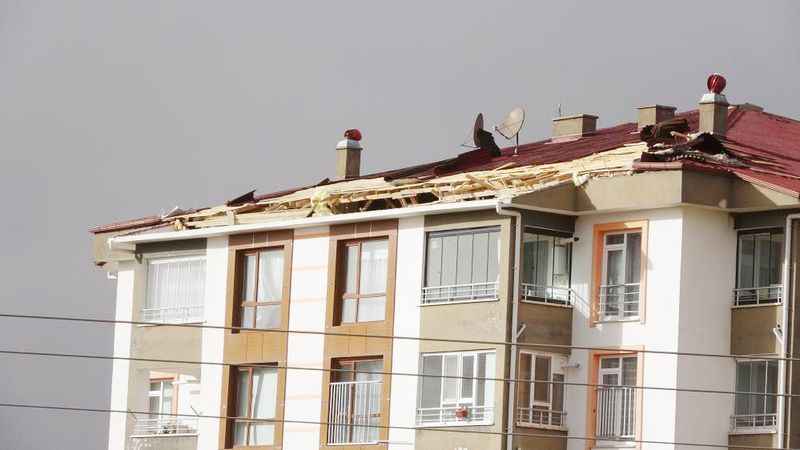 Yozgat'ta Fırtına Alarmı Verildi: Çatılar Uçtu, Vatandaşlar Ne Yapacağını Bilemedi!