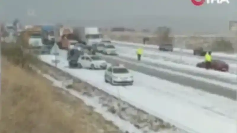 Elmadağ'da Aşırı Buzlanmaya Dikkat: 7 Araç Zincirleme Kazaya Karıştı!
