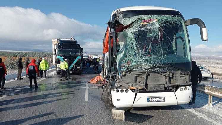 Kaza Sabah Saatlerinde Gerçekleşmişti: Otobüs Kazasında Ölen Kişinin Kimliği Belirlendi!