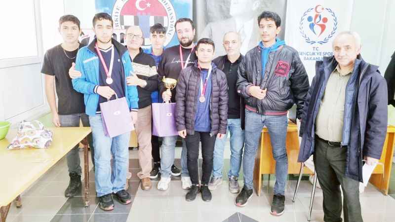 Öğretmenler Günü'ne Özel Düzenlendi: Satranç Turnuvasında Dereceye Girenler Kupa ve Madalyalarını Aldı!