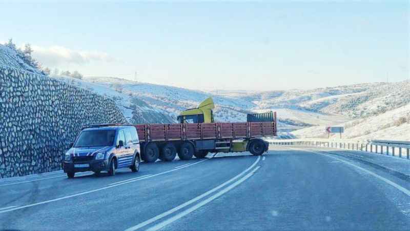 Yozgat'ta Kışın Zor Tarafı Açığa Çıktı: Yoğun Buzlanma Tırları Olumsuz Etkiledi, Yolda Kaldılar!