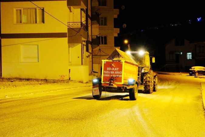 Akdağmadeni'nde Kar ve Buzlanmaya Karşı Tam Seferberlik Uygulanıyor!