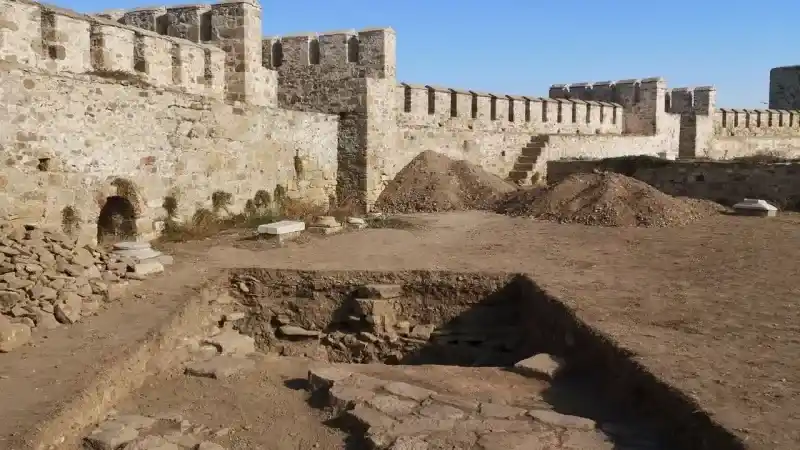 Bozcaada'nın Gizemli Kalesi'ne Her Yıl On Binlerce Ziyaretçi Geliyor: Tenedos Kazıları ile Tarih Yeniden Canlandı!