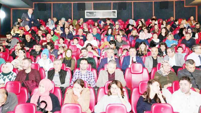 Sinema Bileti 200 Öğretmene Hediye Edildi: ''Aybüke: Öğretmen Oldum Ben!'' Filmini İzleyenler Gözyaşlarına Boğuldu