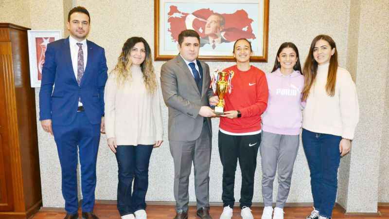 Sarıkaya Kaymakamlığı Kadın Basketbol Takımının Türkiye Üçüncülüğünü Kutladı