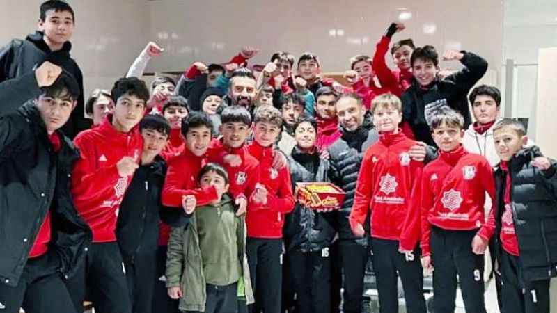 Sorgun Belediyespor’un Takım Kaptanı Sözünü Tuttu: U-14 Takımına Galibiyet Sonrası Çikolata Götürdü!
