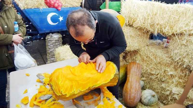 Bu Sanat Değil de Ne Dedirtti: Kabaklardan Heykel Yapıyor!
