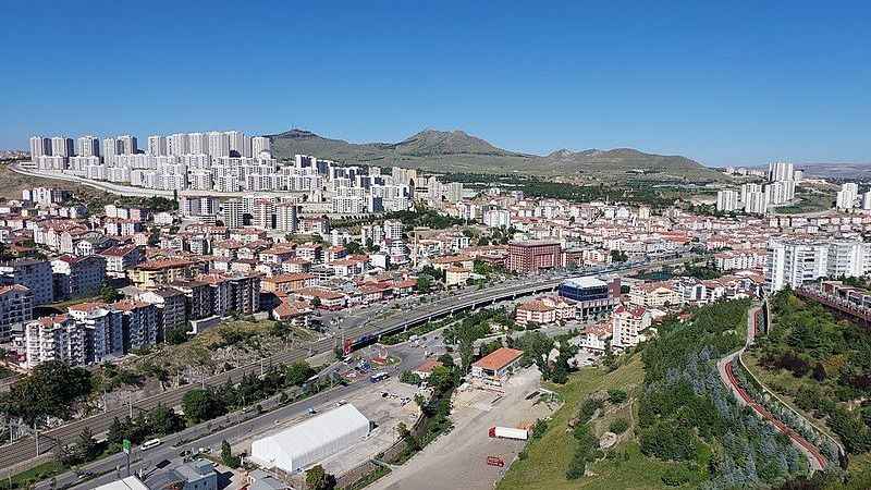 Kayaş Mahallesi Muhtarı Vatandaşın Sesi Oldu: Üst Geçitte Asansörün Olmaması Zorluk Çıkarıyor!