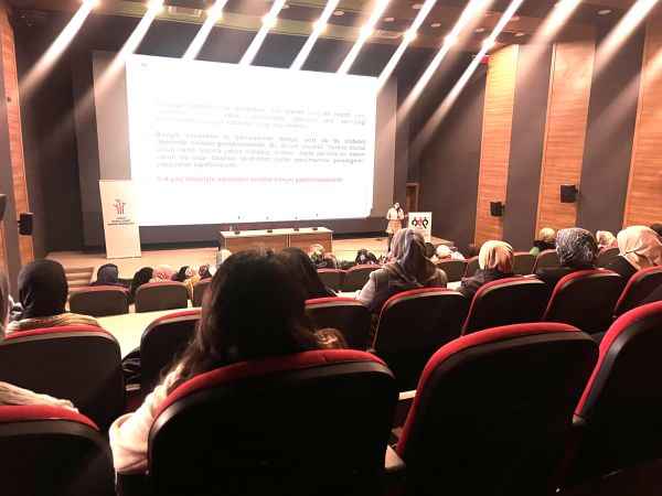 Akdağmadeni'nde Ailelere Çocukların Dijital Dünyası ve Akran Zorbalığı Semineri Verildi