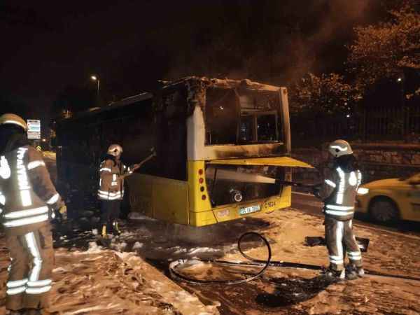Üsküdar'daki Yangının Sonuçları: İETT Halk Otobüsü Kullanılamaz Durumda!