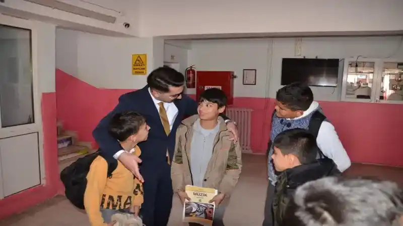 Aydıncık Kaymakamı Şehit Zemçi Doğan Ortaokulu'na Gitti: Öğrencilerle Tek Tek Görüştü!