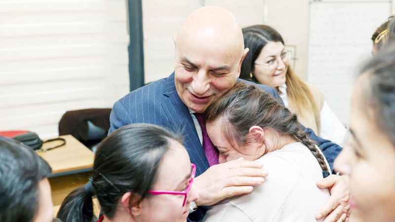 Belediye Başkanı'ndan 3 Aralık Dünya Engelliler Günü'ne Özel Ziyaret: Karanfil ve Hediye Takdim Etti