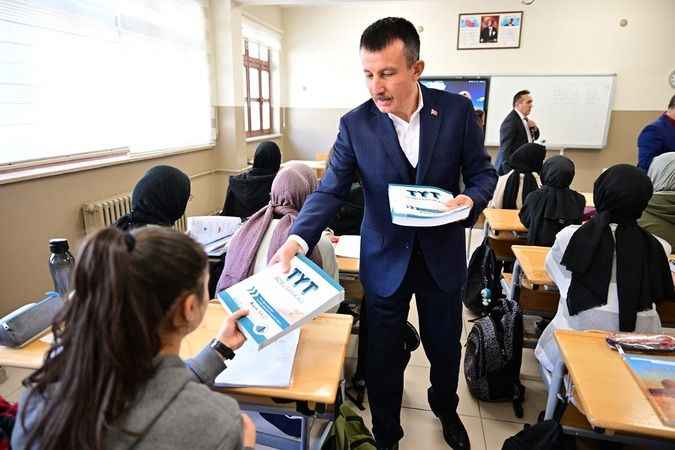 TYT Sınavına Girecek Öğrencilere Altındağ Belediyesi'nden Kitap Desteği Sağlandı!