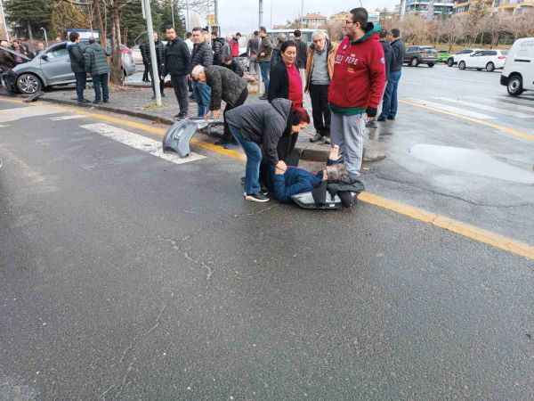 Ankara Çankaya'da Trafik Kazası: İki Otomobil Çarpıştı, Bir Araç Alev Aldı (08/12/2023)