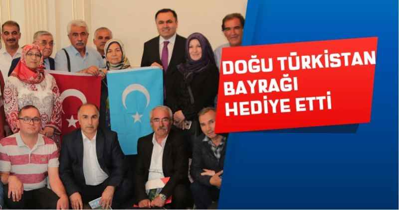 DOĞU TÜRKİSTAN BAYRAĞI HEDİYE ETTİ