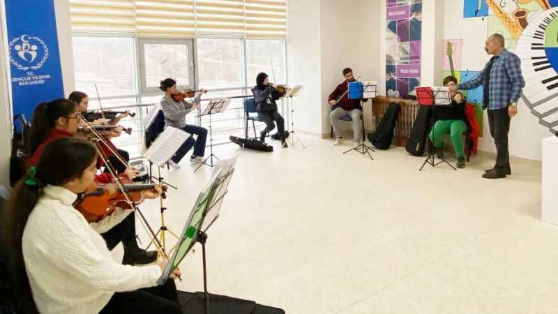 Yozgat Gençlik Merkezi, Müzik Eğitiminde Yeni Bir Sayfa Açtı: Gençlere Özel Müzik Atölyesi! (10/12/2023)