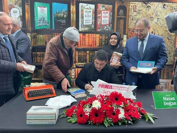 Kitap Fuarı'nda Uzun Kuyruklar Oluştu: Hasan Doğan'ın ‘İslam ve Barış’ Kitabına Talep Yağmuru! (11/12/2023)