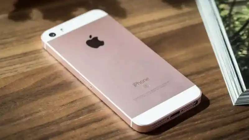 Apple'dan Şok Karar: iPhone SE'ye Olan Destek Buraya Kadar! 2017 Yılında Çıktı 6 Yılda Fişi Çekildi! (12/12/2023)