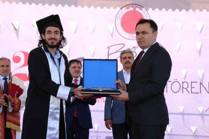 Üniversitede mezuniyet coşkusu