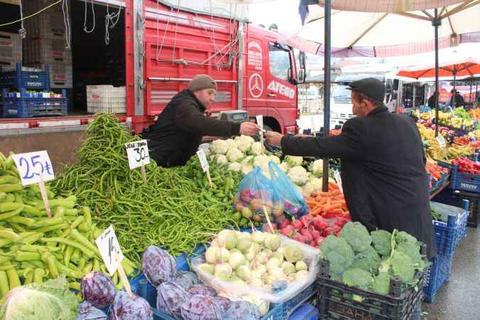 Yozgat'ta Yağışlı Hava En Çok Pazarcı Esnafını Etkiledi! Satışlarda Durgunluk Yaşadıklarını Belirttiler! (12/12/2023)