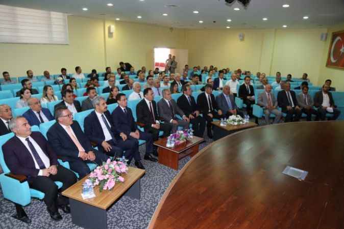TÜRKMENİSTANLI ŞAİR MAHTUMKULU FİRAKI ÜNİVERSİTEDE ANILDI
