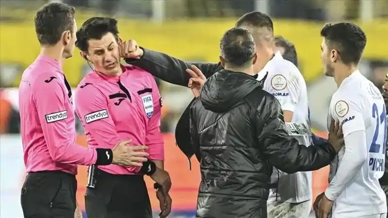 FIFA Kokartlı Hakemimiz Halil Umut Meler Kimdir, Mesleki Başarıları! (2023)