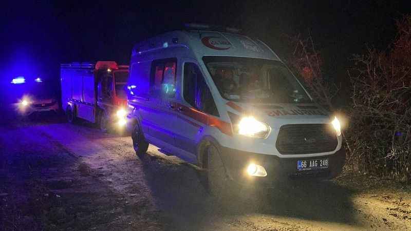 Yozgat'ta Kontrolden Çıkan Kamyonet Devrildi: 1 Kişi Hayatını Kaybetti 3 Kişi Yaralandı (14/12/2023)