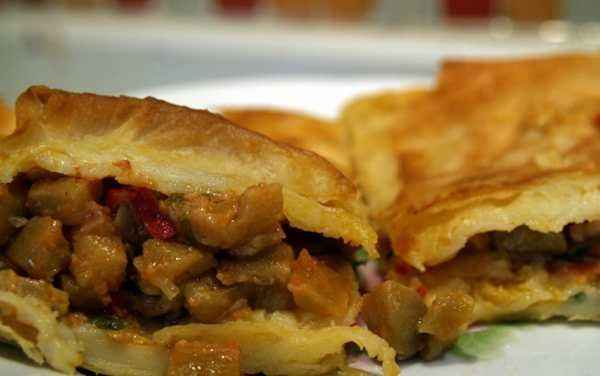Sofralarınıza Şölen Katacak: Çıtır Çıtır Patlıcanlı Börek Tarifiyle Lezzeti Evinizden Eksik Etmeyin!