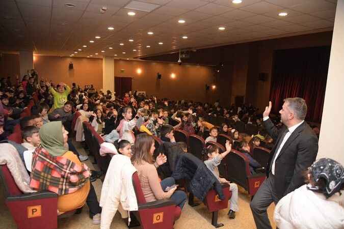 Pursaklar Belediyesi Çocukları Sanata Teşvik Etti:  Devlet Tiyatroları Ankara Pursaklar Sahnesi'nde Tiyatro Gösterileri!