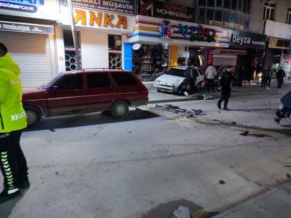 Sorgun'da Cumhuriyet Caddesinde Trafik Kazası! Kazayla İlgili Detaylar Soruşturuluyor! (16/12/2023)