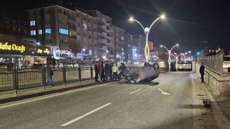 Adnan Menderes Bulvarında Aşırı Hızdan Trafik Kazası: 1 Kişi Yaralandı! (16/12/2023)