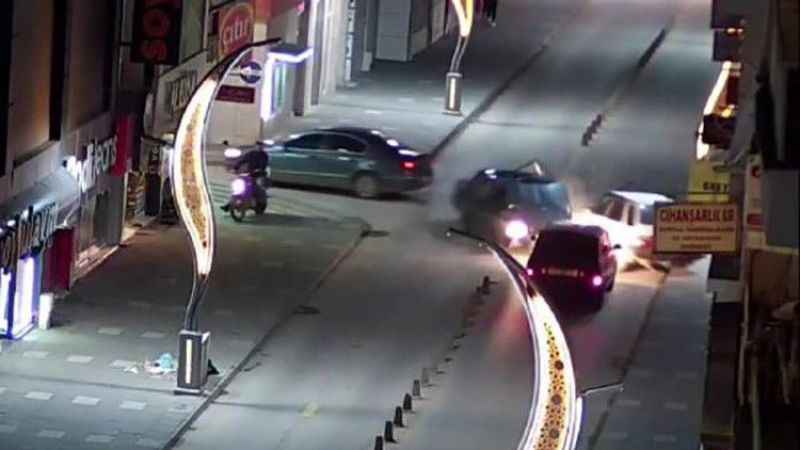 Yozgat'ta 2 Araç Kafa Kafaya Çarpıştı: Cumhuriyet Caddesi'ndeki Kazaya Dair Kamera Görüntüleri de Yayınlandı!