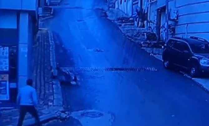 İzmir Bayraklı'da Bebek Arabası Kazası: Dikkatsizlik Saniye Saniye Güvenlik Kamerasına Yansıdı! (17/12/2023)