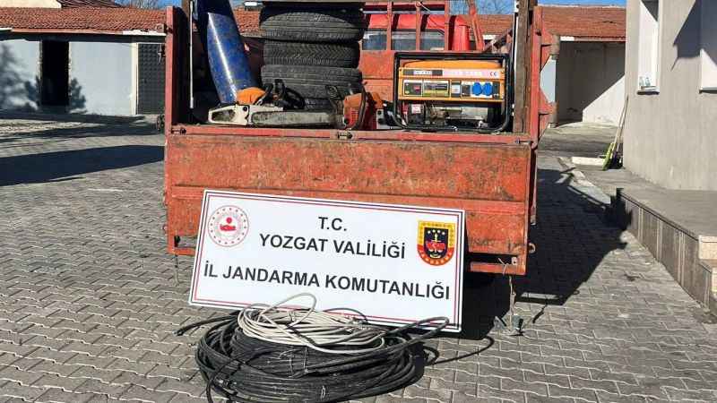 Yozgat il Jandarmalarından Kaçamadılar! Hırsızlık Şüphesi ile 2 Şahıs Adalete Teslim Edildi! (17/12/2023)