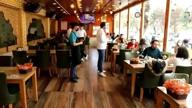 Yozgat'ta Yeme İçme Mekanlarına Yeni Kural: 1 Ocak'tan İtibaren Fiyat Listelerini Giriş Kapısına ve Masalara Koyacaklar!
