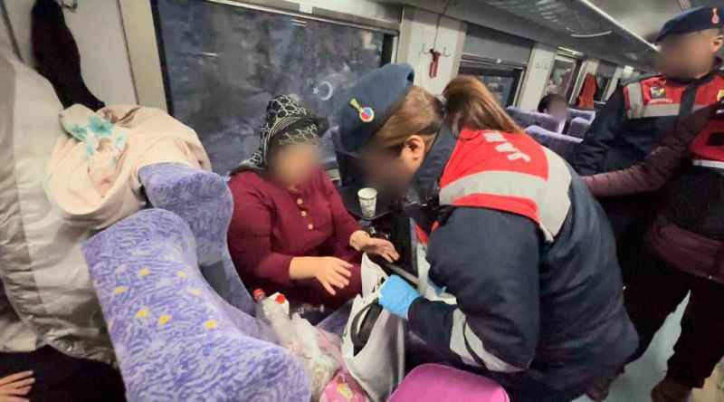 Yolcu Trenlerinde Güvenlik Artıyor: Yozgat Jandarma Güvenlik ve Asayiş Denetiminde Bulundu! (21/12/2023)