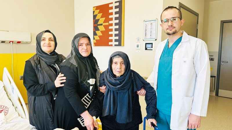 Yozgat Şehir Hastanesi Bir İlke İmza Attı: Ayşe Teyze 100 Yaşında Yeniden Yürümeye Başladı!
