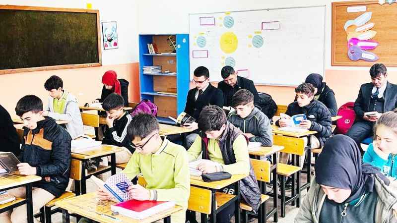 Kaymakam Ardal, Öğrenciler İle Kitap Okuma Etkinliğinde Öğrencilerle Bir Arada! (22/12/2023)