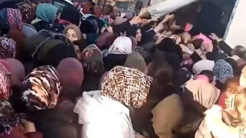 Ankara'daki Mağaza Açılışında İzdiham: Her Şey Bedava Bardak İçin! (23/12/2023)